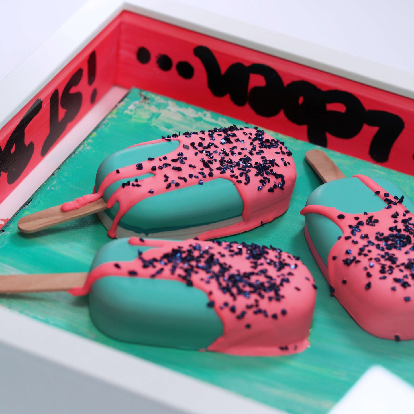 3D Eis Skulptur im Schaukasten Rahmen mint-pink