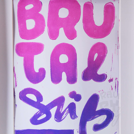 Linoldruck "Brutal Süß" gerahmt, Schriftzug Pink-Lila