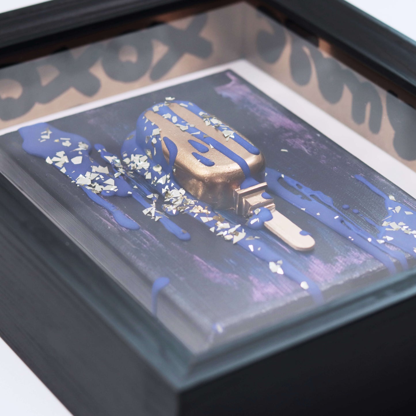3D Eis Skulptur im Schaukasten Rahmen Gold