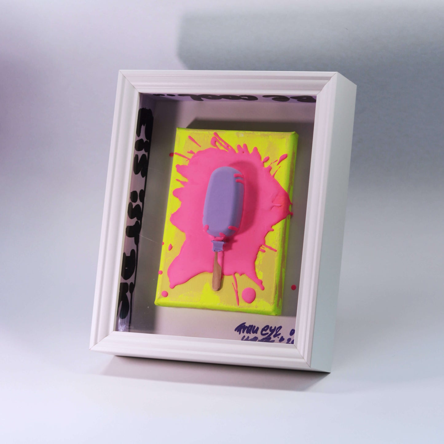 3D Eis Skulptur im Schaukasten Rahmen Pink