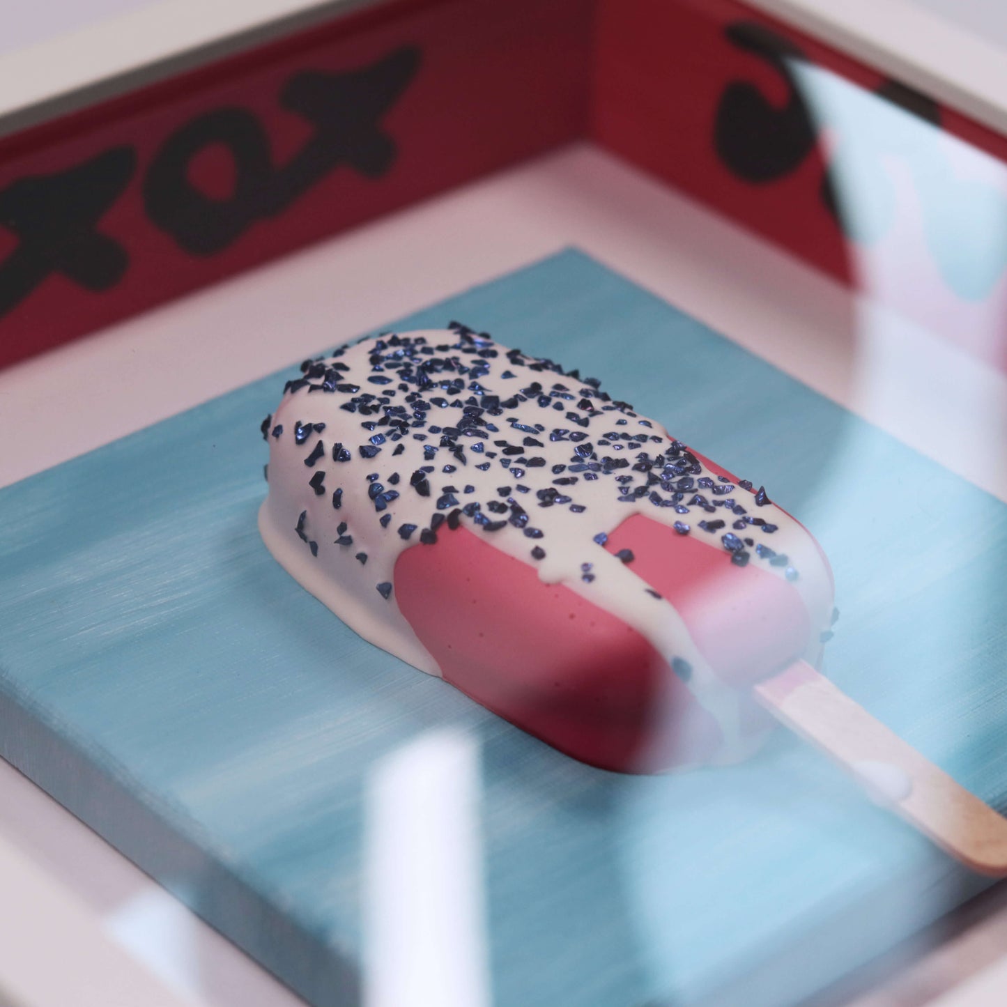 3D Eis Skulptur im Schaukasten Rahmen rot-blau