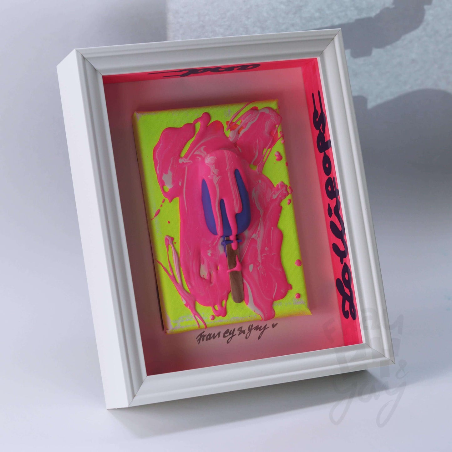 3D Eis Skulptur im Schaukasten Rahmen Pink-Gelb