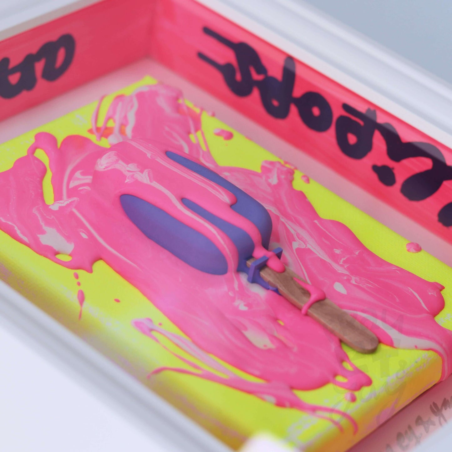 3D Eis Skulptur im Schaukasten Rahmen Pink-Gelb