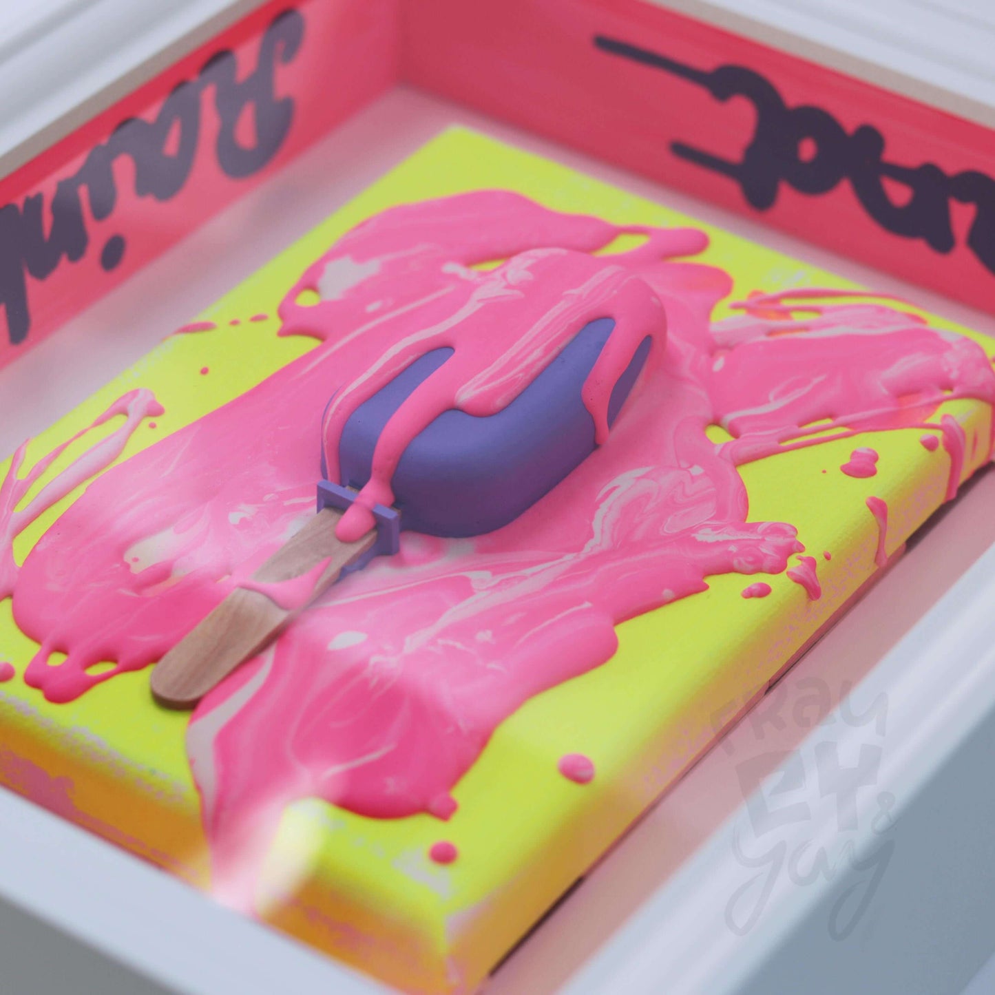 3D Eis Skulptur im Schaukasten Rahmen Pink-Gelb