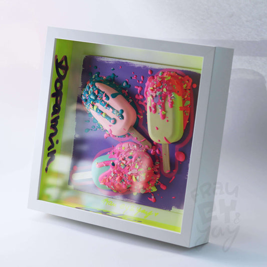3D Eis Skulptur im Schaukasten "Dopamin auf Eis - bitte"