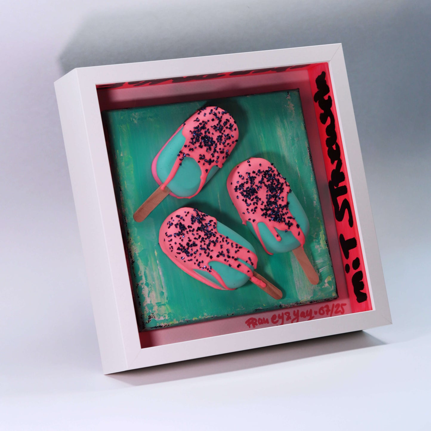 3D Eis Skulptur im Schaukasten Rahmen mint-pink