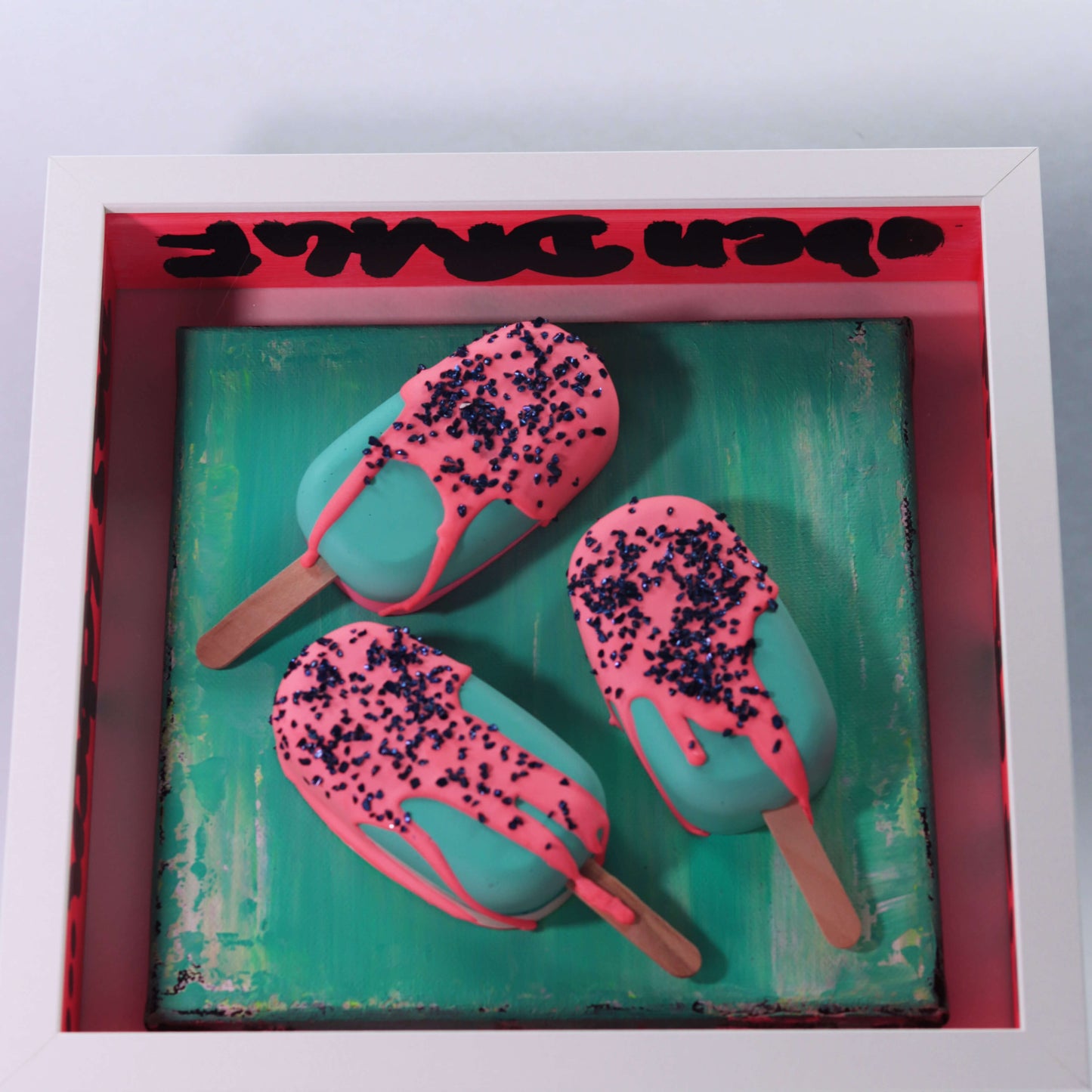 3D Eis Skulptur im Schaukasten Rahmen mint-pink