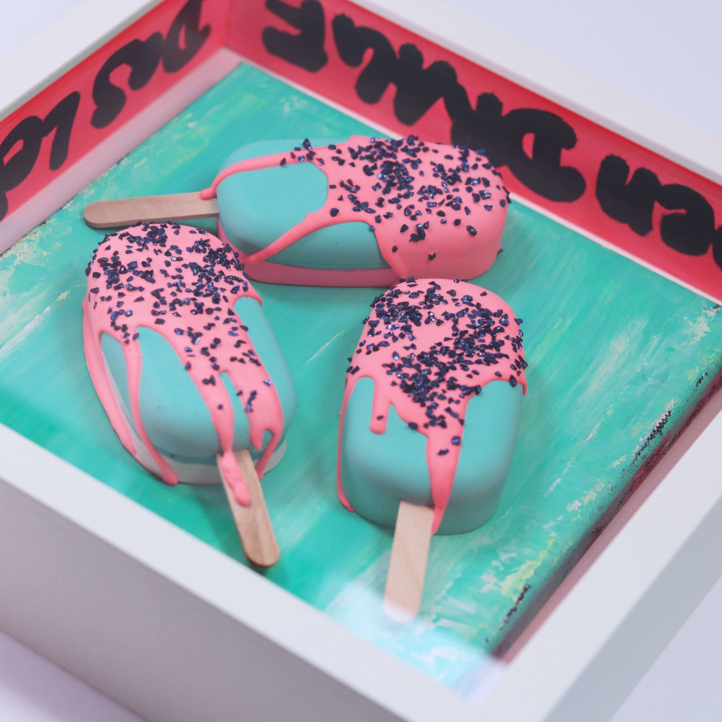 3D Eis Skulptur im Schaukasten Rahmen mint-pink