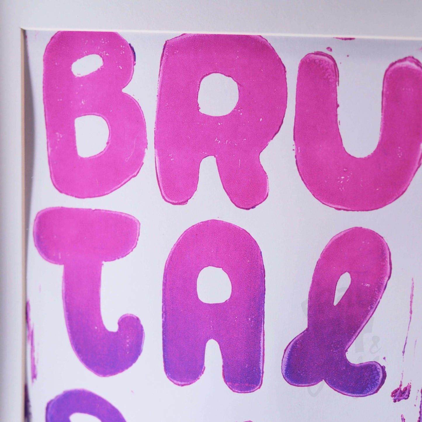 Linoldruck "Brutal Süß" gerahmt, Schriftzug Pink-Lila
