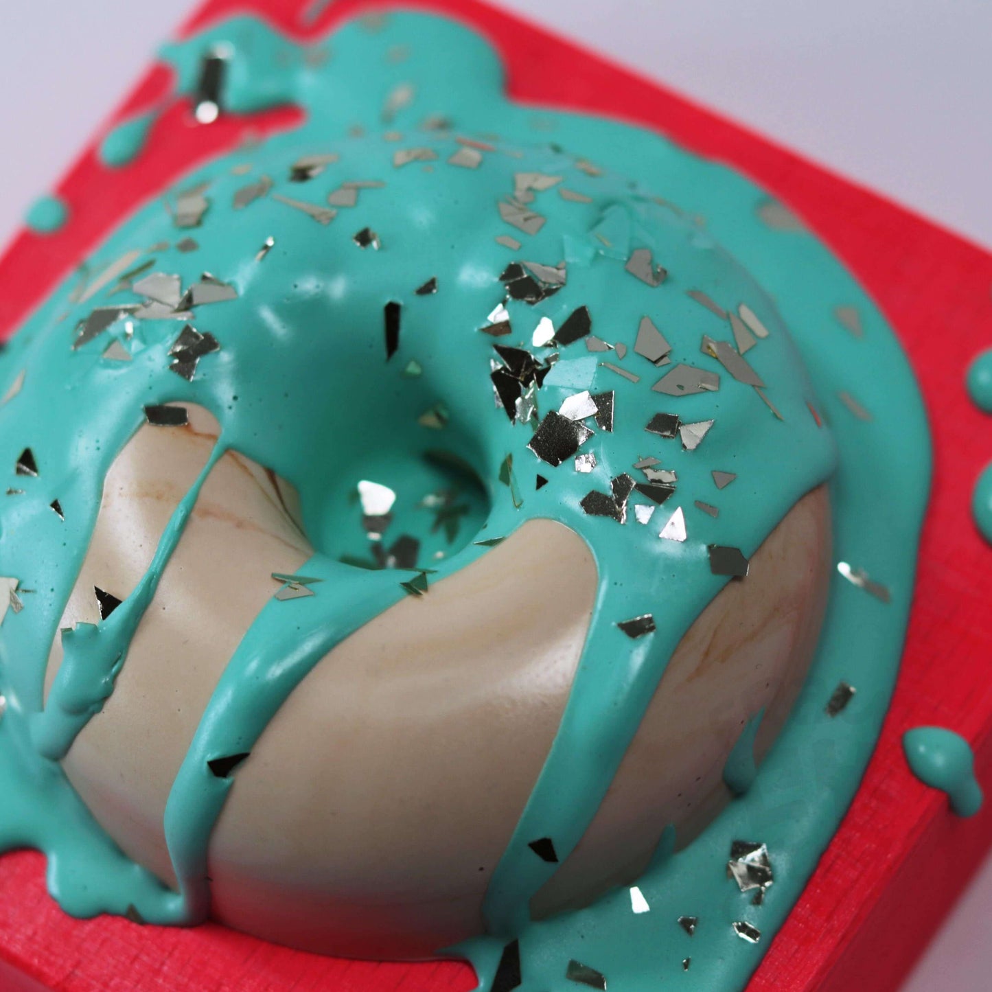 10×10×5,5 DonART mint neonrot auf Massivholz