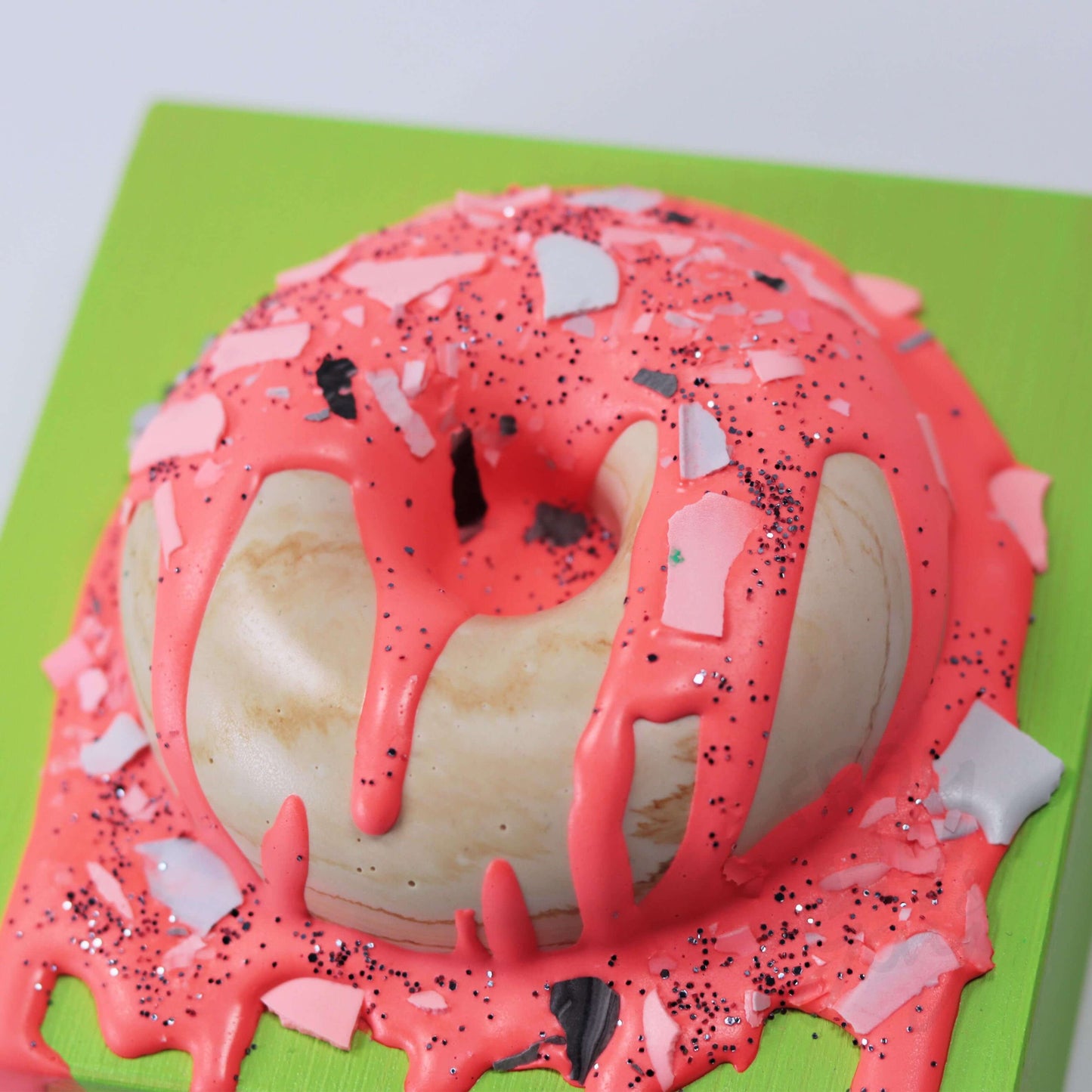 10×10×5,5 DonART coral neongrün auf Massivholz