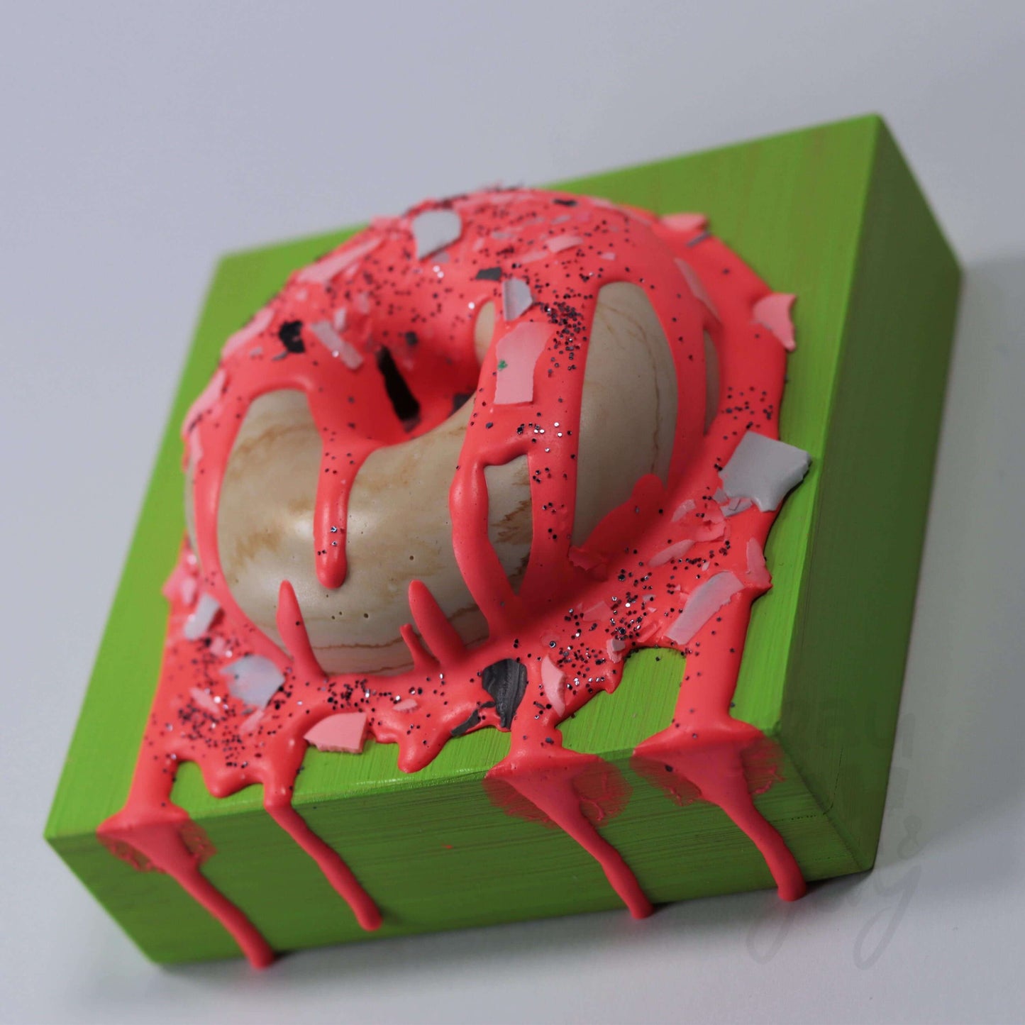 10×10×5,5 DonART coral neongrün auf Massivholz