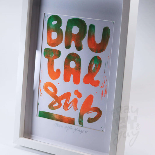 Linoldruck "Brutal Süß" gerahmt, Schriftzug grün orange