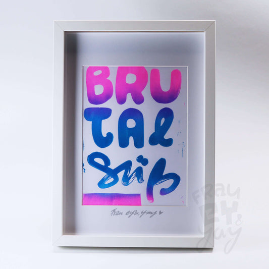 Linoldruck "Brutal Süß" gerahmt, Schriftzug pink blau