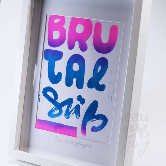 Linoldruck "Brutal Süß" gerahmt, Schriftzug pink blau