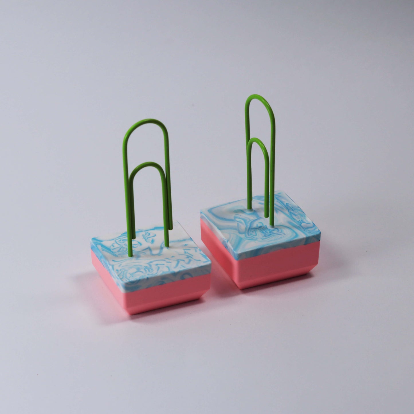 Kartenhalter mit riesen Büroklammer