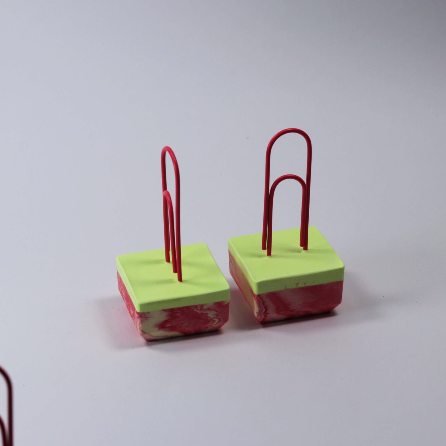 Kartenhalter mit riesen Büroklammer