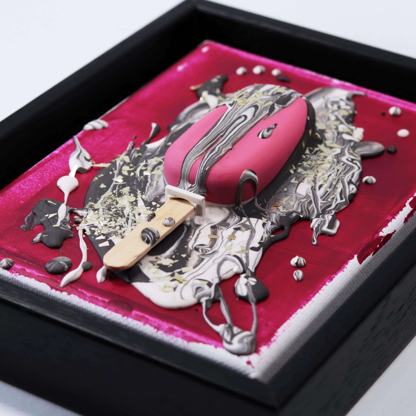 "Moulin Rouge" im Schattenfugenrahmen