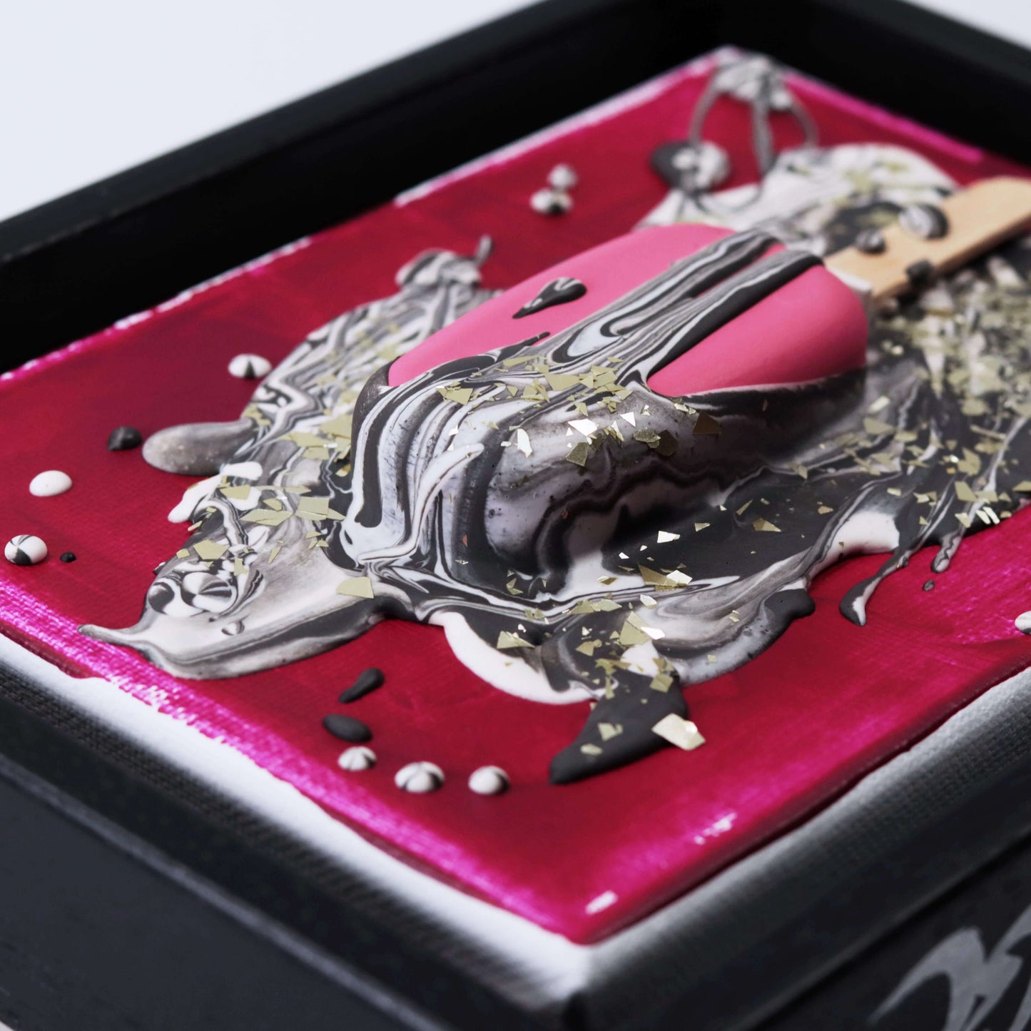 "Moulin Rouge" im Schattenfugenrahmen