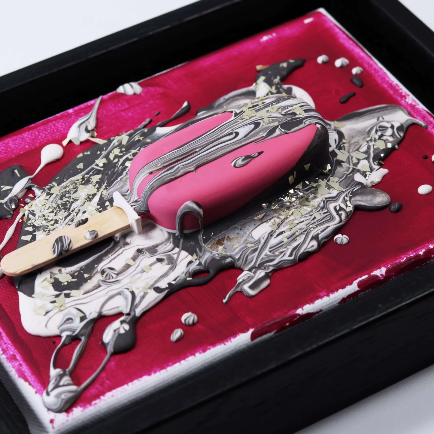 "Moulin Rouge" im Schattenfugenrahmen