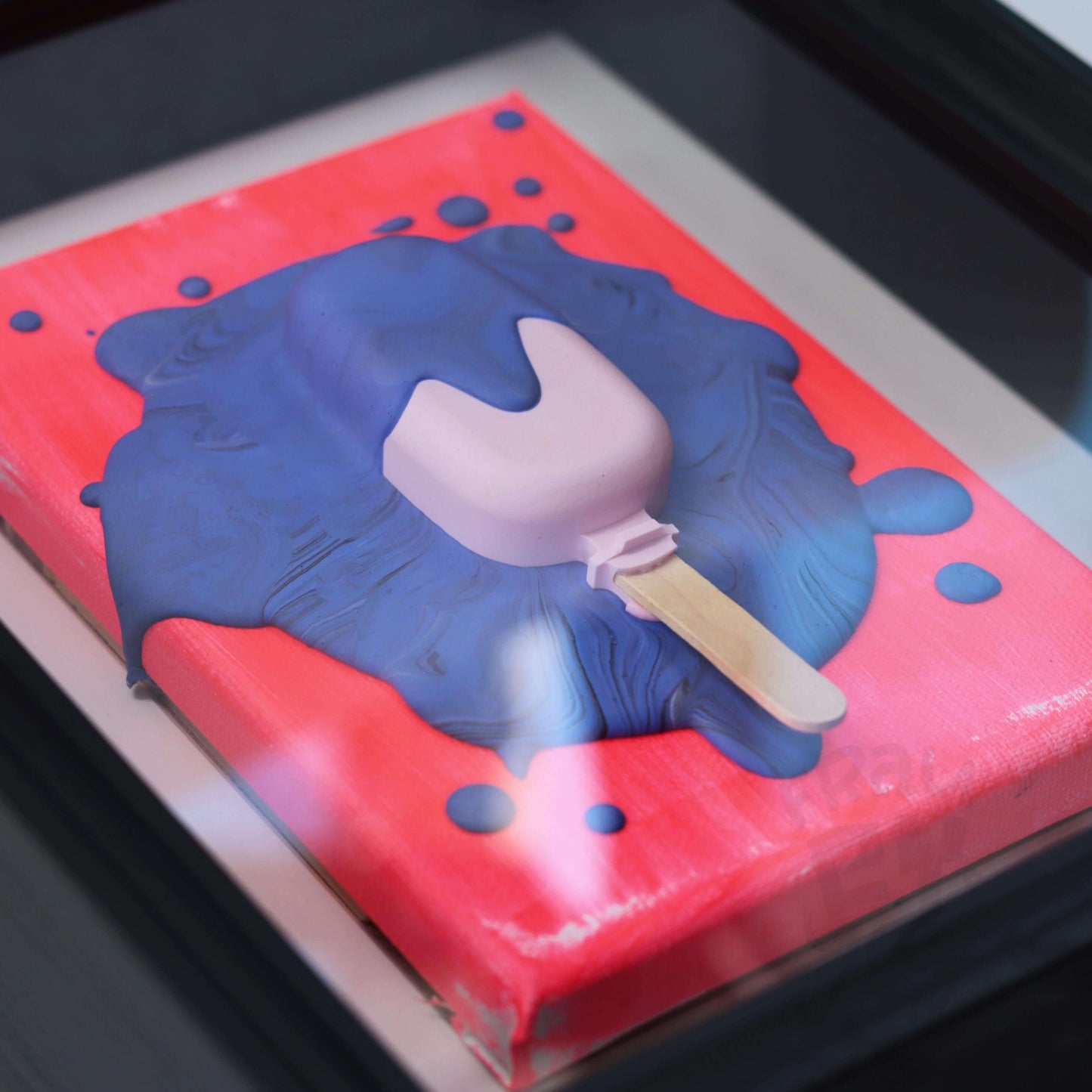 3D Eis Skulptur im Schaukasten Rahmen Neonrot-Lila