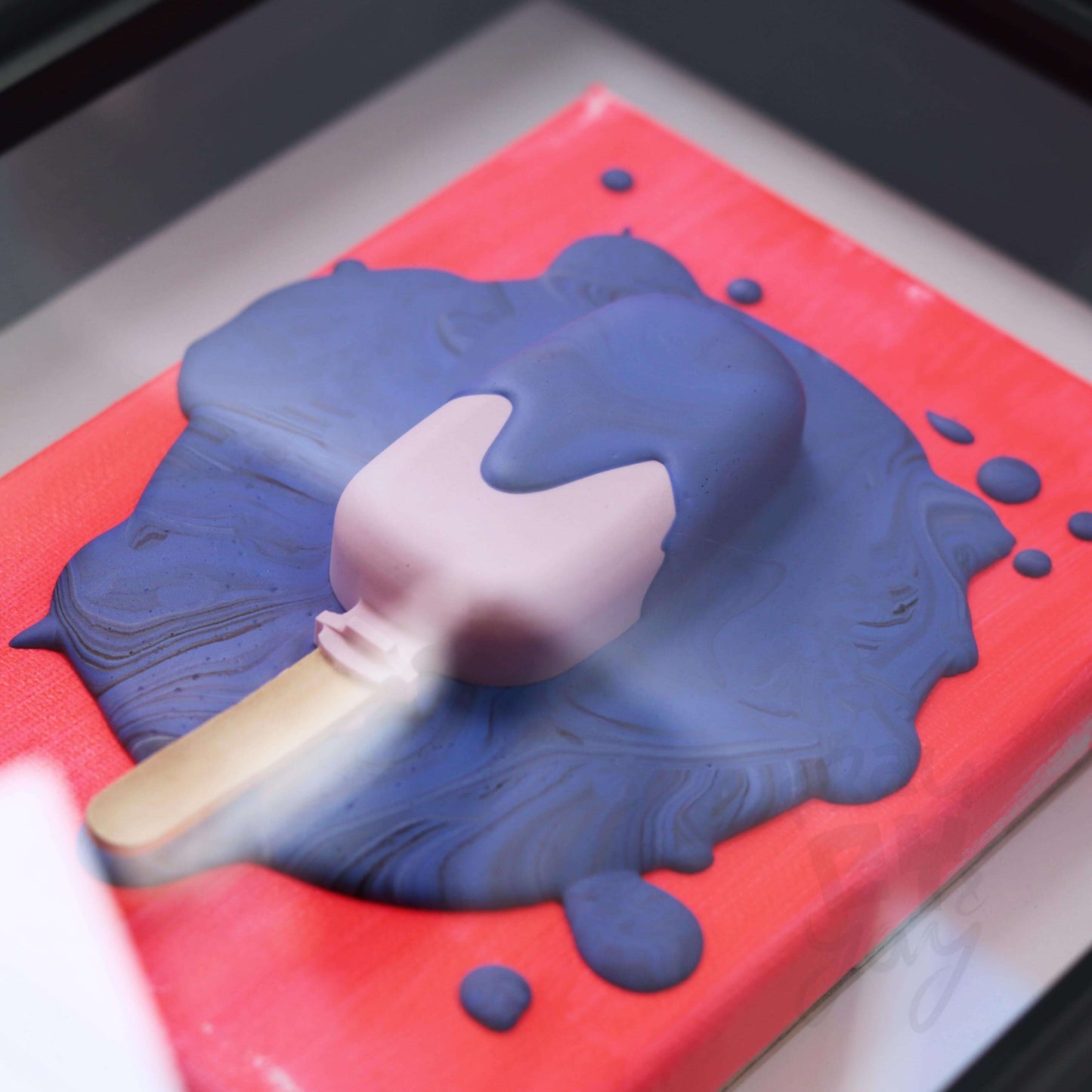3D Eis Skulptur im Schaukasten Rahmen Neonrot-Lila
