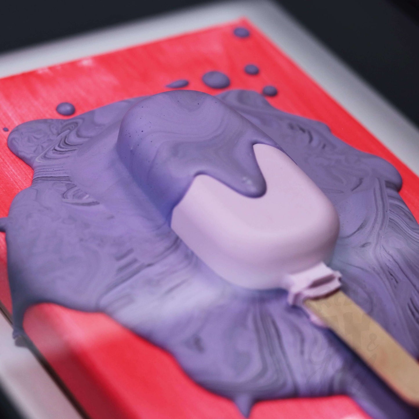 3D Eis Skulptur im Schaukasten Rahmen Neonrot-Lila