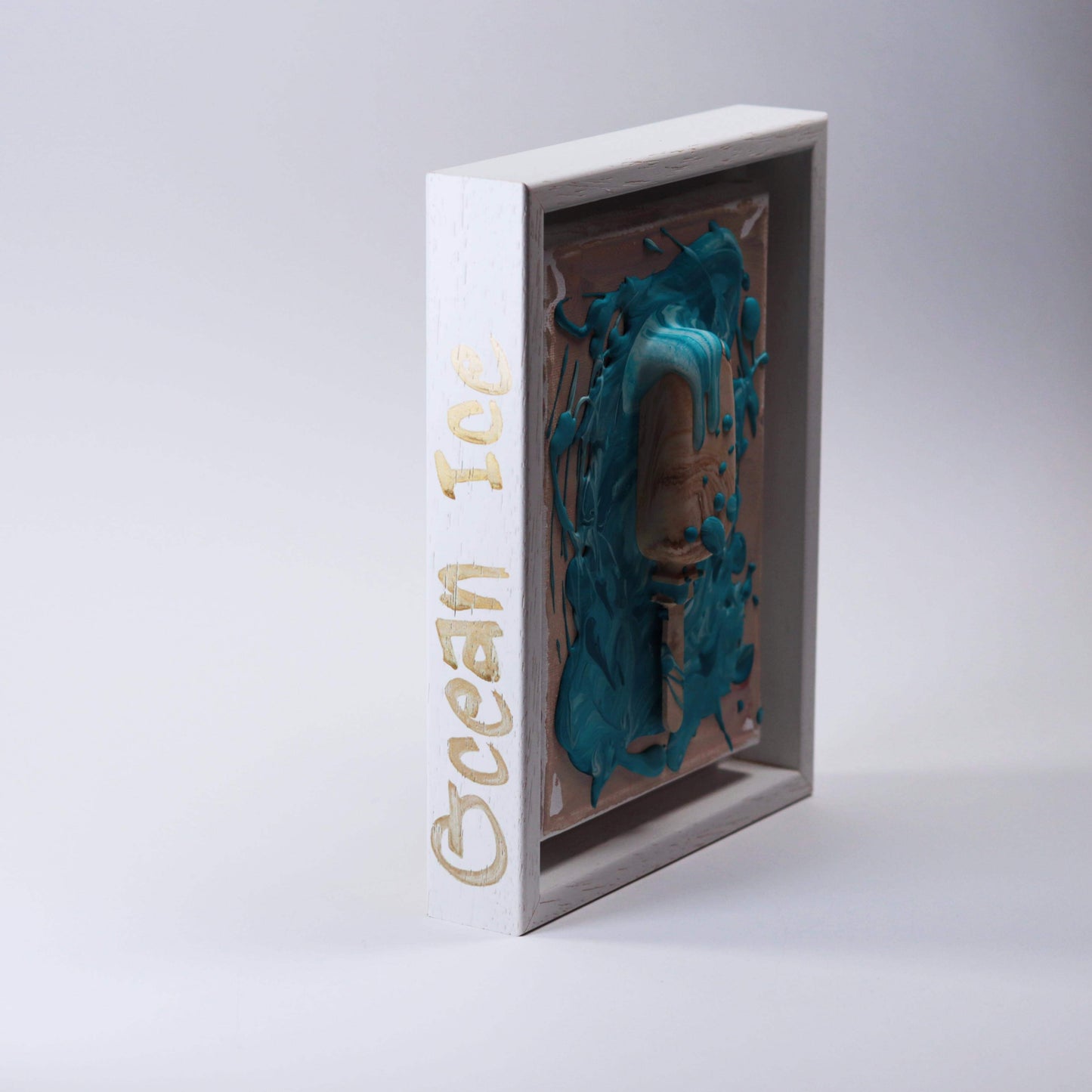 "Ocean Ice" im Schattenfugenrahmen