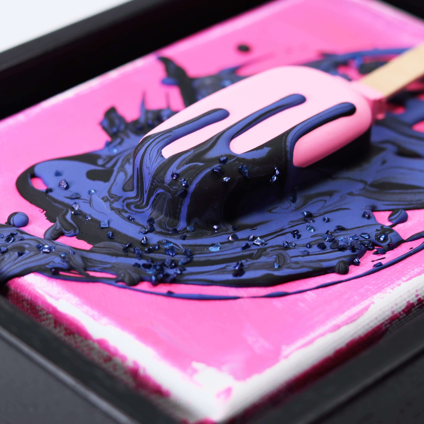 "Pink Moon" im Schattenfugenrahmen