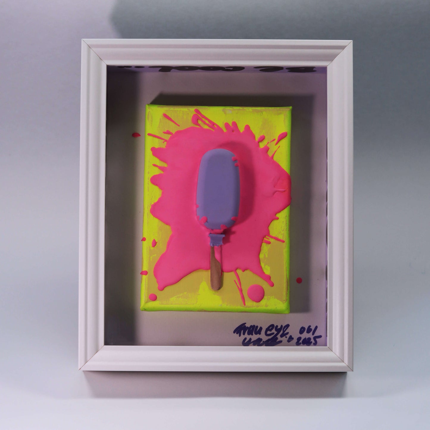 3D Eis Skulptur im Schaukasten Rahmen Pink