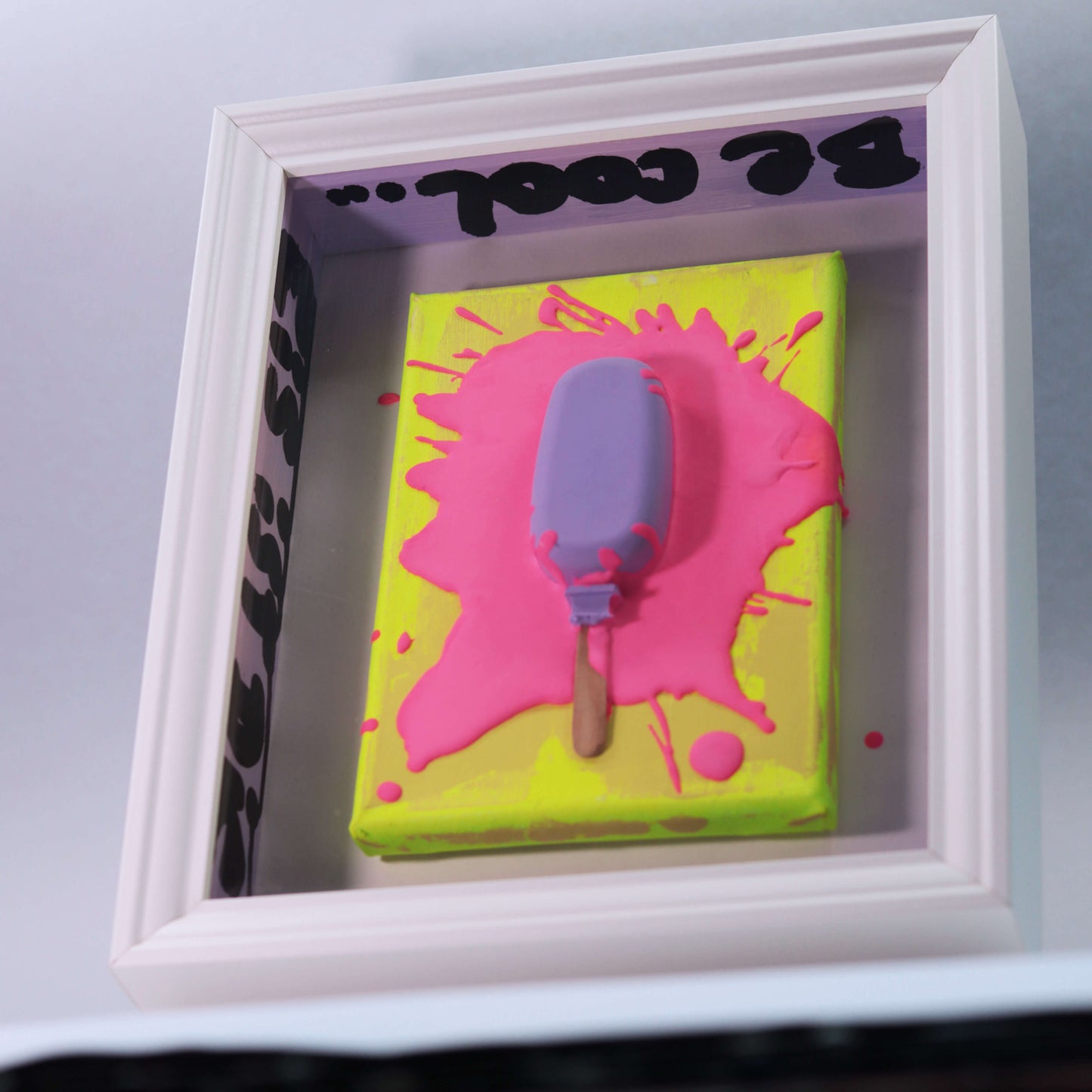 3D Eis Skulptur im Schaukasten Rahmen Pink