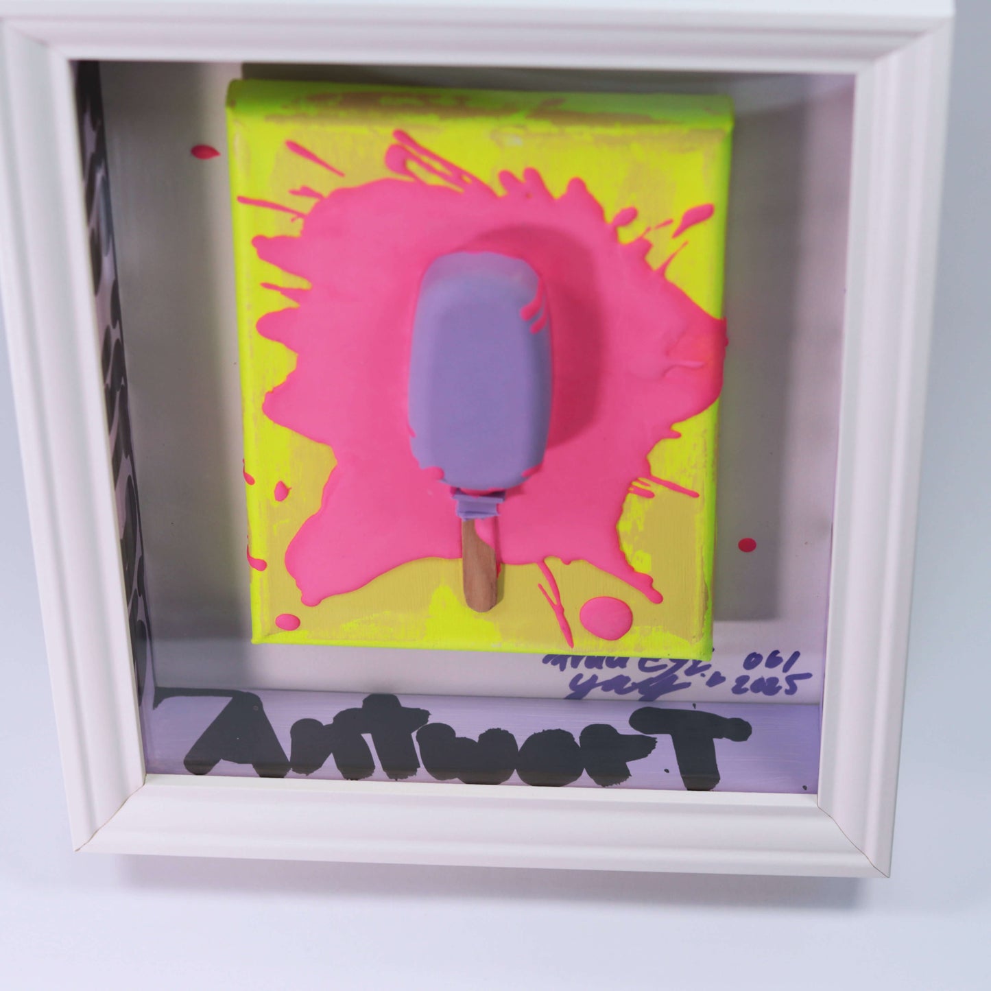 3D Eis Skulptur im Schaukasten Rahmen Pink