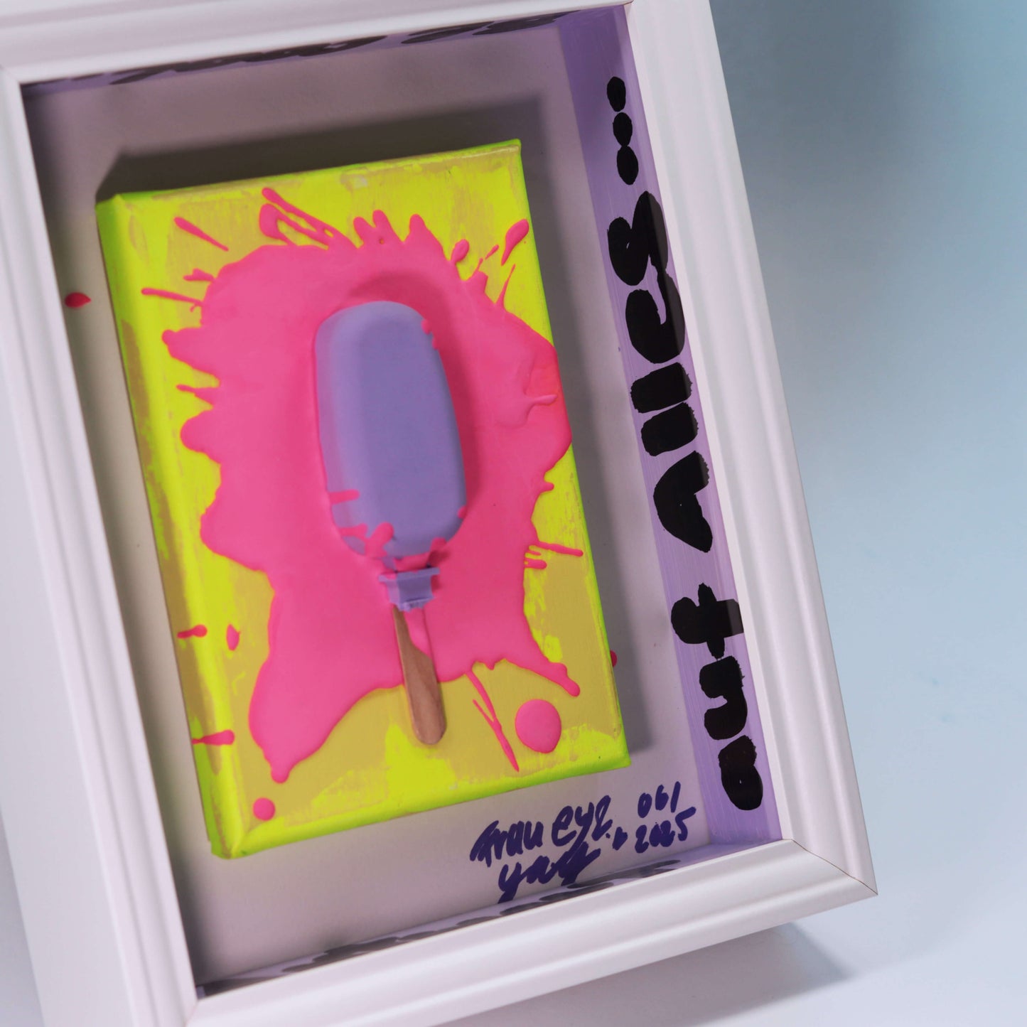 3D Eis Skulptur im Schaukasten Rahmen Pink