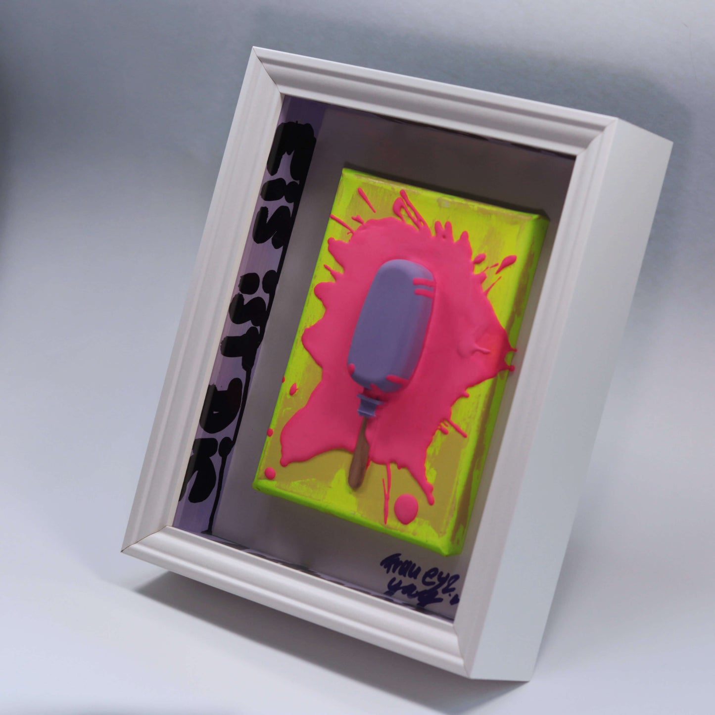 3D Eis Skulptur im Schaukasten Rahmen Pink