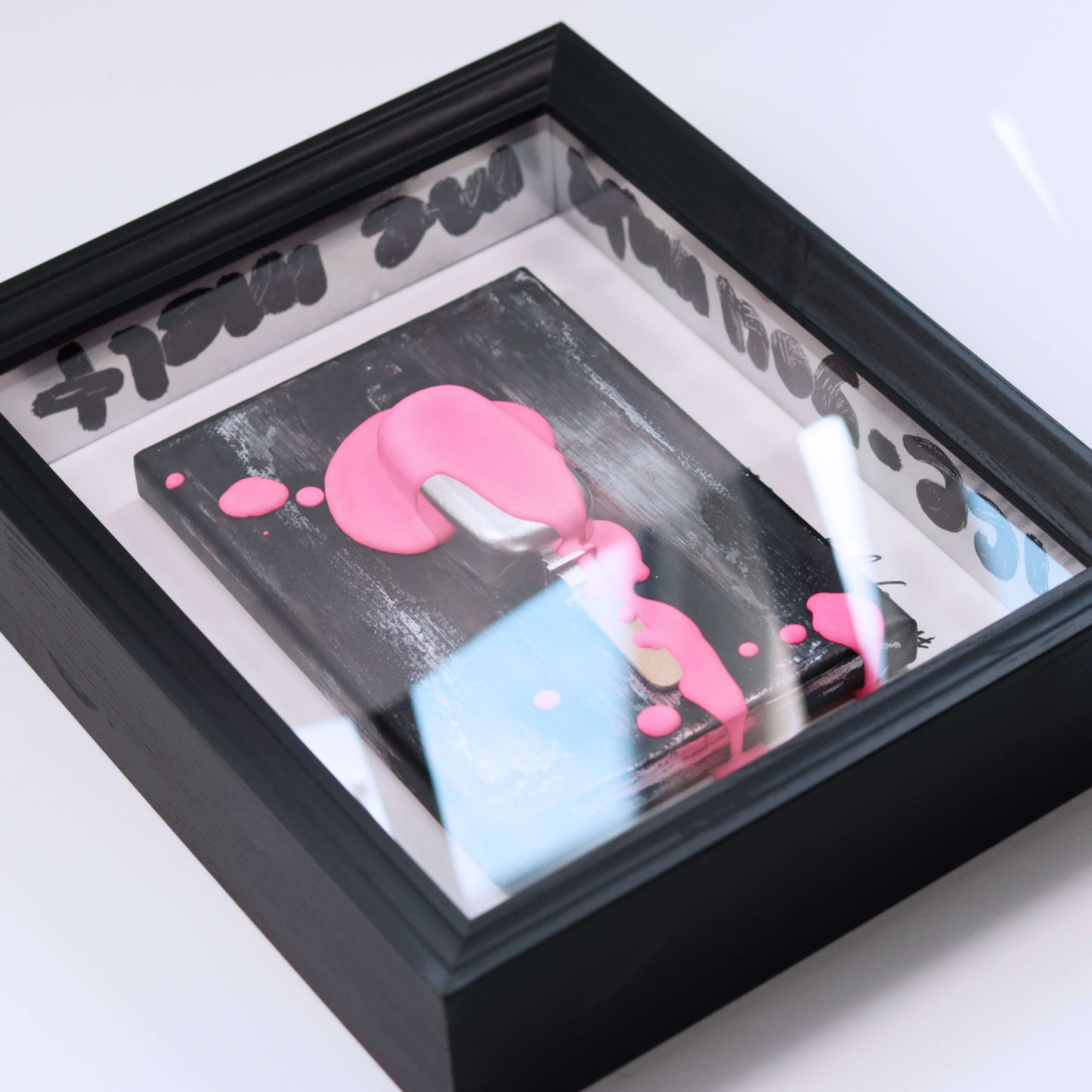 3D Eis Skulptur im Schaukasten Rahmen silber