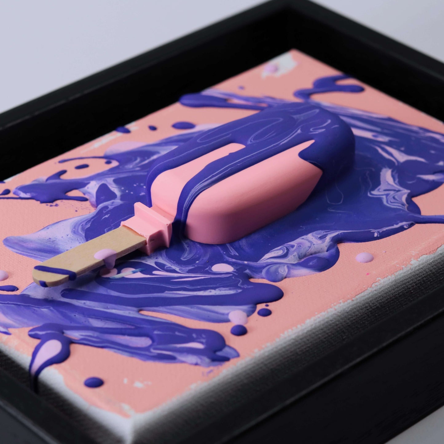 "Tabula Rosa" im Schattenfugenrahmen