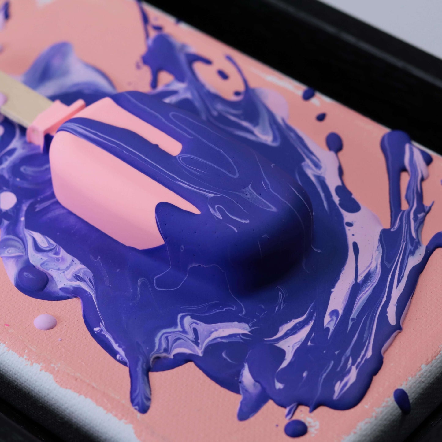 "Tabula Rosa" im Schattenfugenrahmen