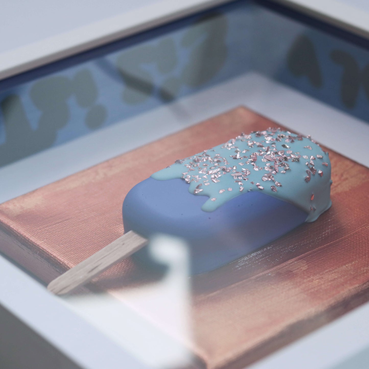 3D Eis Skulptur im Schaukasten Rahmen blau-kupfer