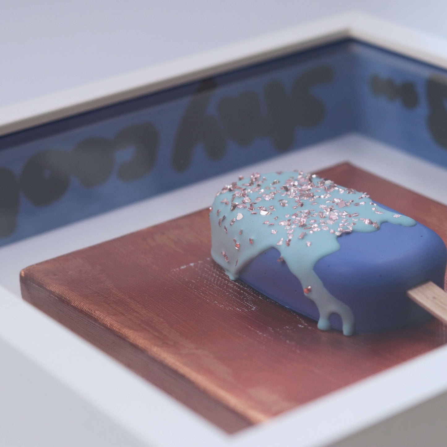 3D Eis Skulptur im Schaukasten Rahmen blau-kupfer