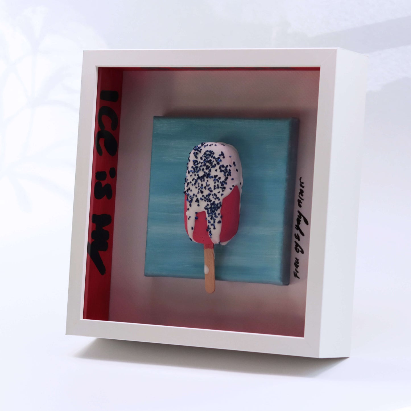 3D Eis Skulptur im Schaukasten Rahmen rot-blau