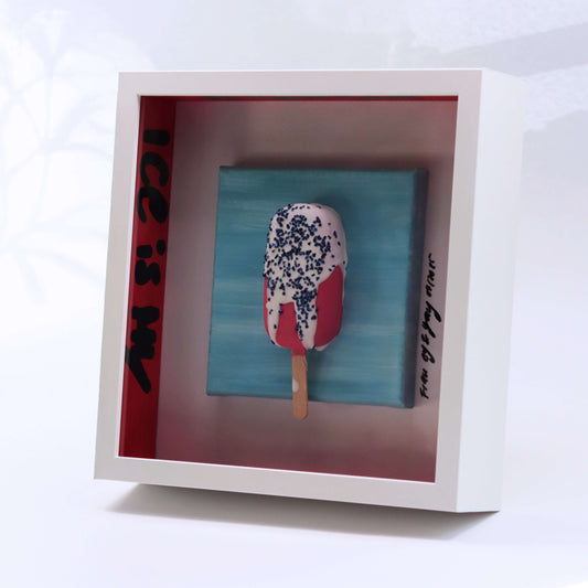 3D Eis Skulptur im Schaukasten Rahmen rot-blau