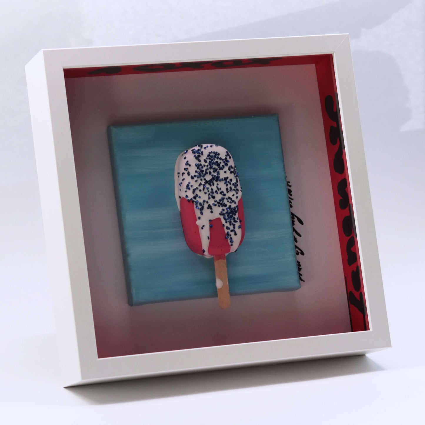 3D Eis Skulptur im Schaukasten Rahmen rot-blau